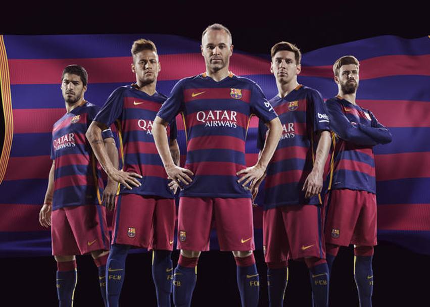 Rivoluzione in casa Barcellona. Il club catalano ha rilasciato le immagini delle divise 2015/2016, che portano con s un grande cambiamento: le tradizionali strisce azulgrana sono... orizzontali! (Nike)